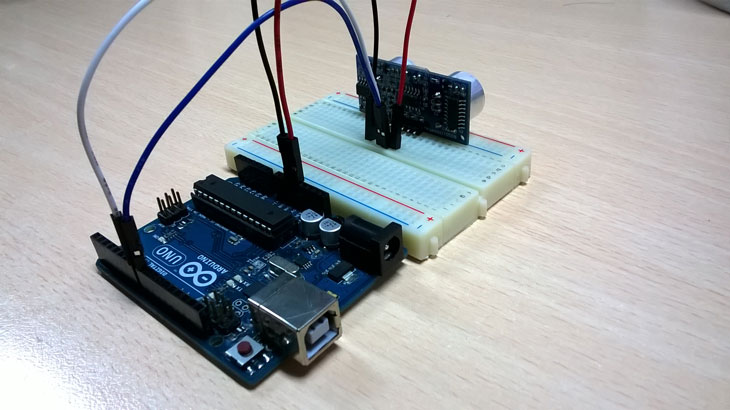 Sơ đồ mạch test cảm biến siêu âm SRF05 và Arduino thực tế.