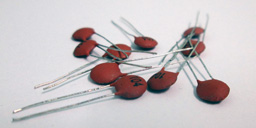 Tụ gốm 104 nF.